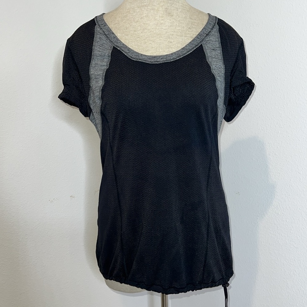 🔹 Lululemon Lightweight Scoopneck Drawstring Hem Tee